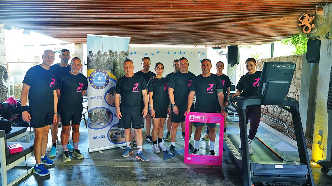 imagem de militares numa iniciativa do mes de consciencialização sobre o cancro da mama